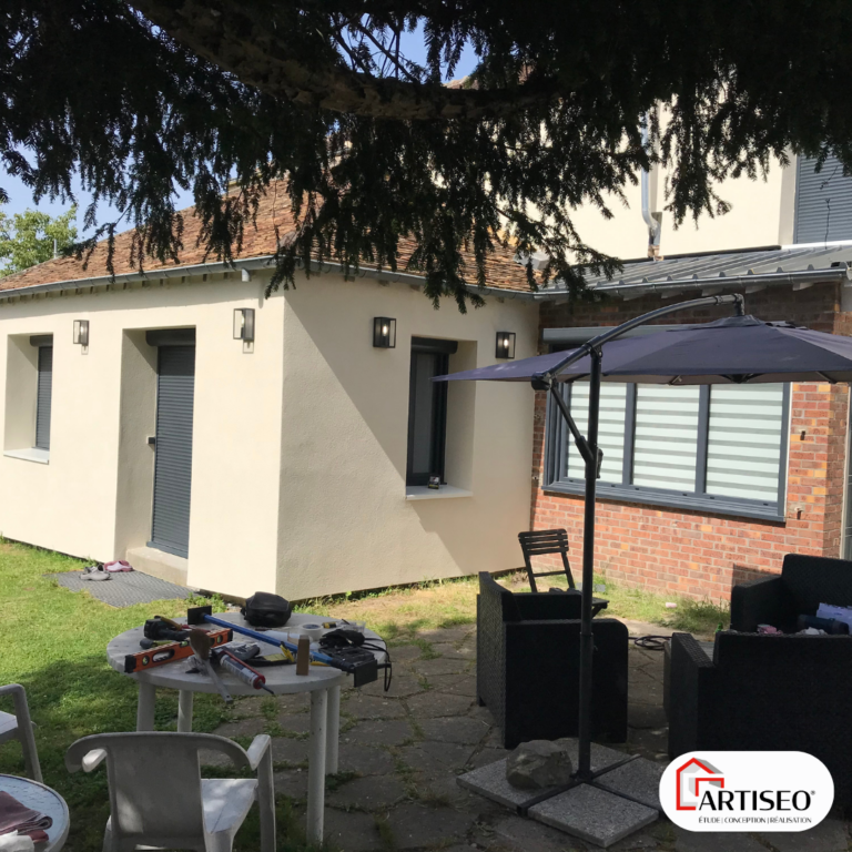 Façade de maison ravalée et enduite, vue depuis le jardin avec terrasse par Artiseo en Essonne